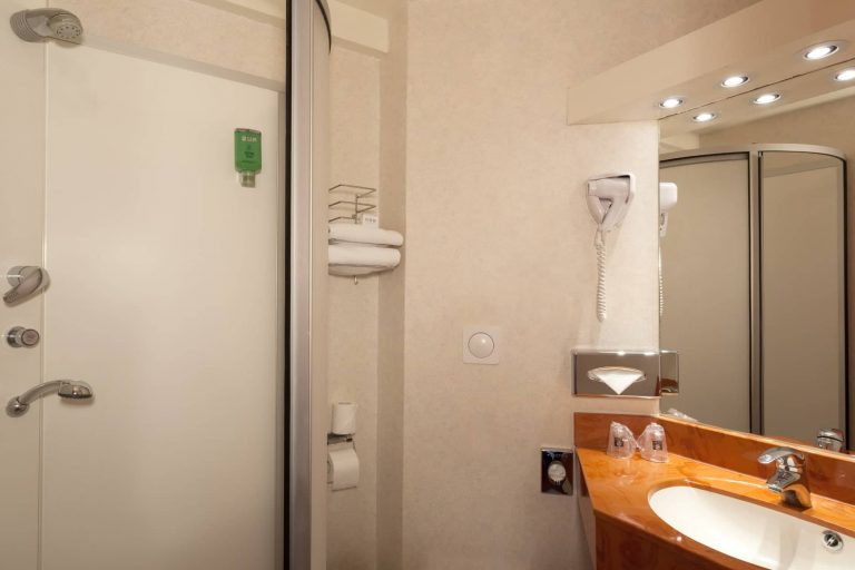 Au Geographotel Roissy, chaque chambre dispose d'une salle de bain bien agencée.
