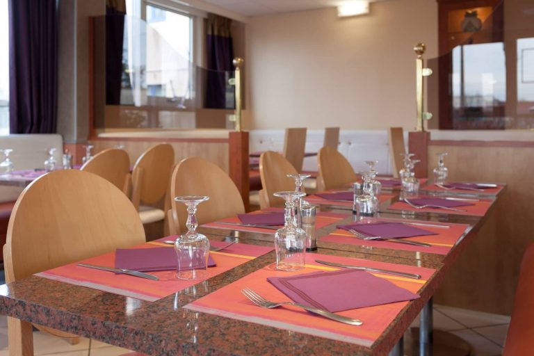 L'espace petit déjeuner et restaurant du Geographotel Roissy.